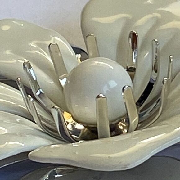 Sarah Coventry Vintage 1980s Enamel Flower Brooch White Silver Gala FancyGrandma - Picture 3 of 5